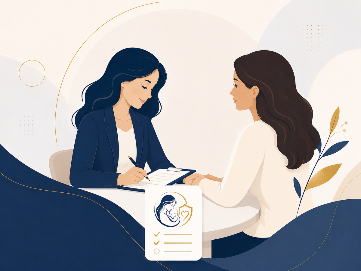 Consultora orientando cliente sobre análise do benefício